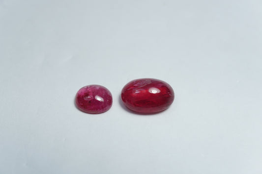 4.38ct Rhodonite cabochon 7x6mm / 10x7mm
