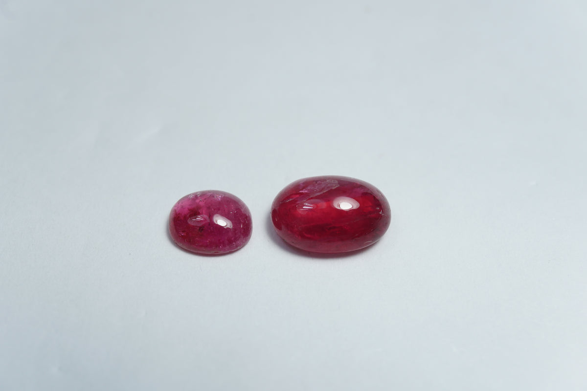 4.38ct Rhodonite cabochon 7x6mm / 10x7mm