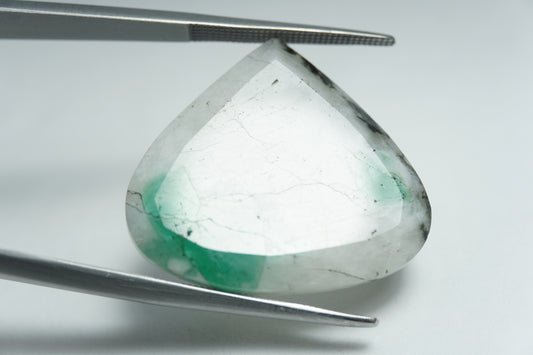 24.65ct Quartz with emerald 26x24mm