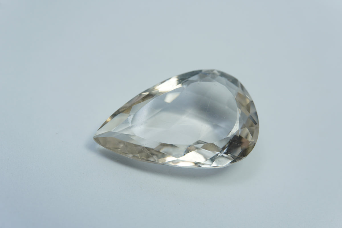 24.85ct Quartz with inclusion 27x18mm