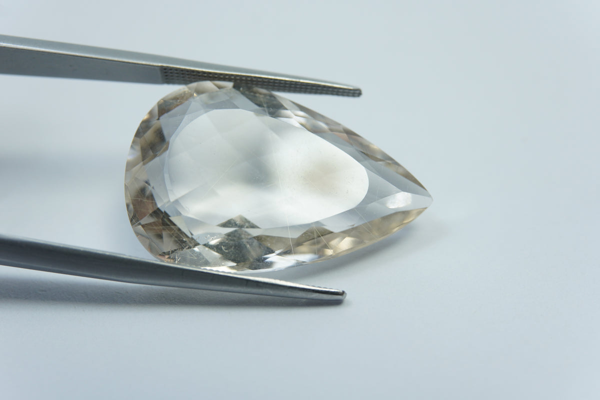 24.85ct Quartz with inclusion 27x18mm