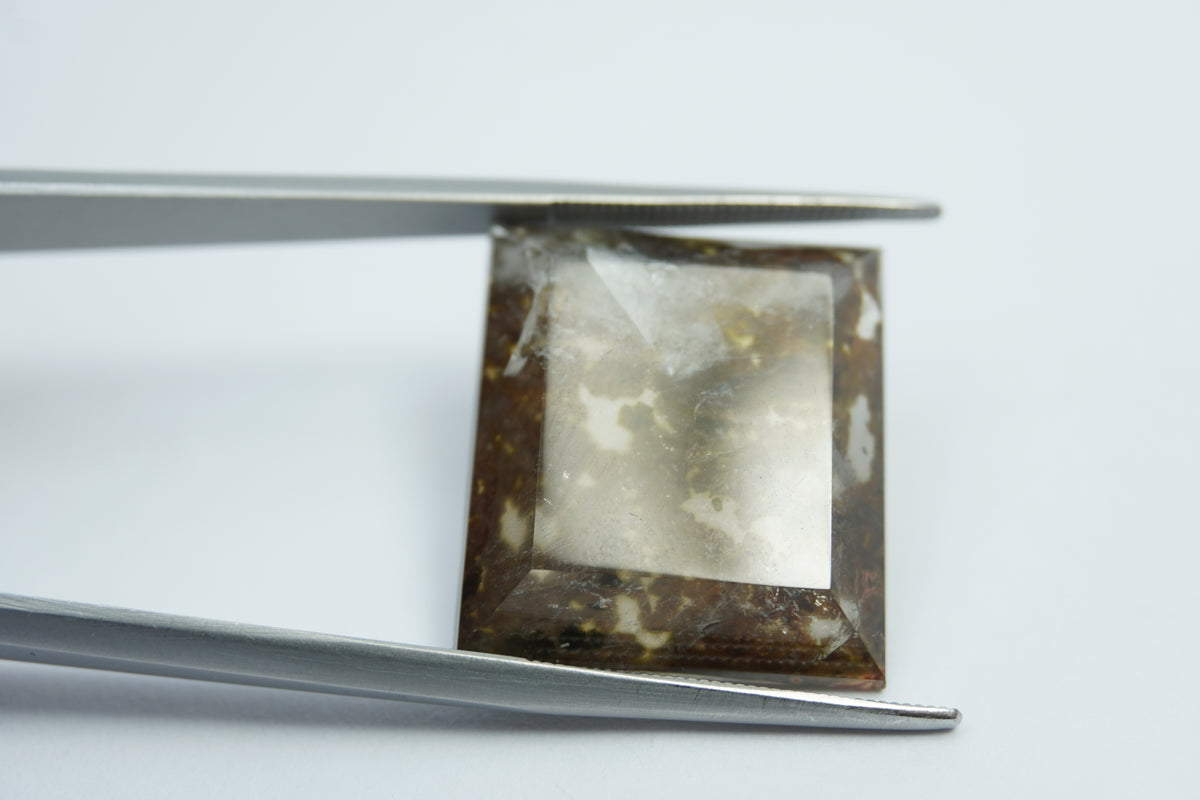23.65ct Quartz with inclusion 22x20mm