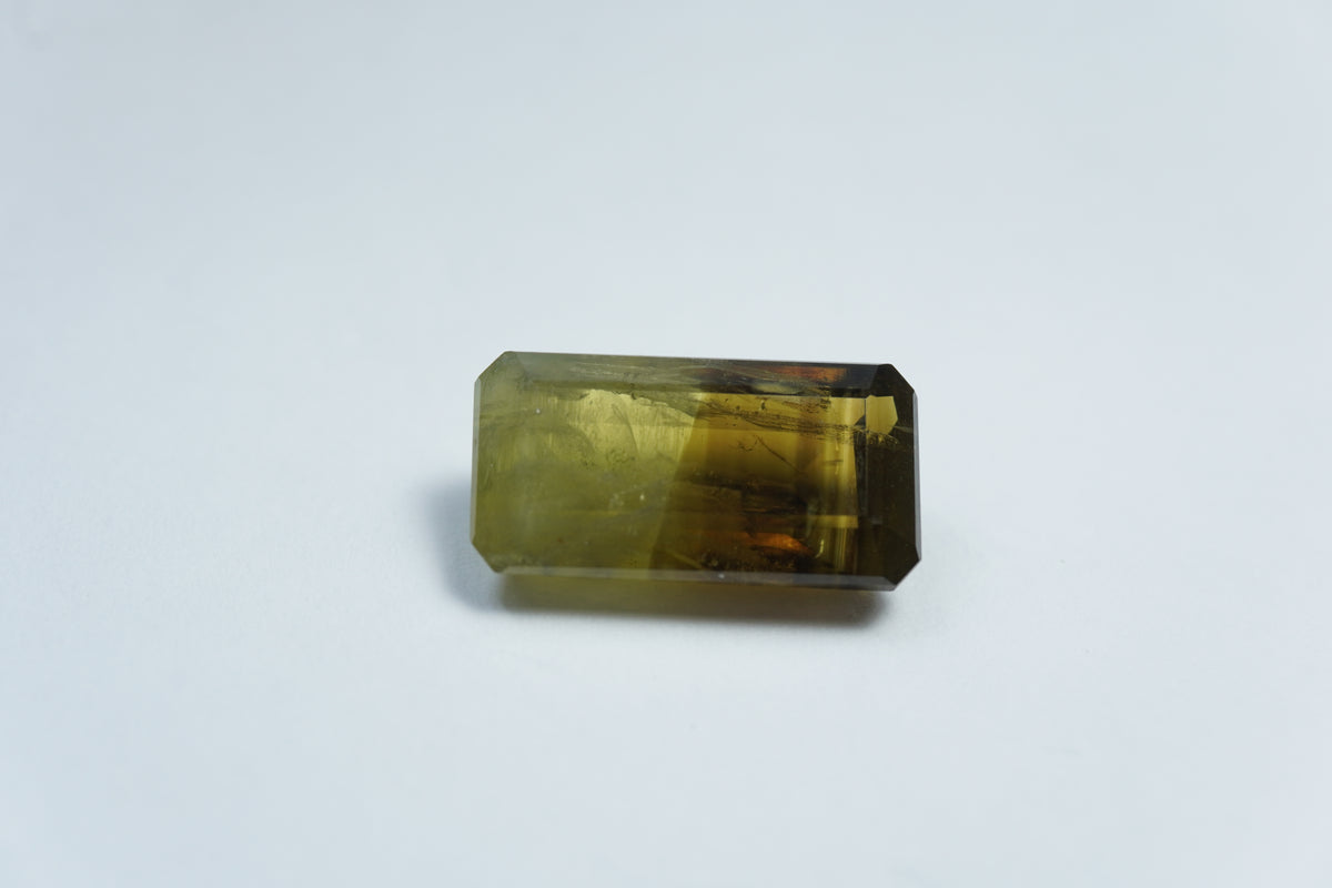 8.85ct Chrysolite bicolor 15x8mm