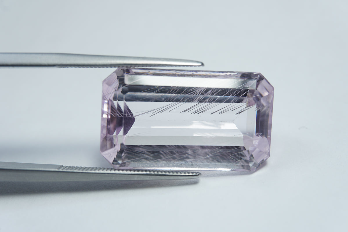 25.50ct Kunzite with needle 23x13mm
