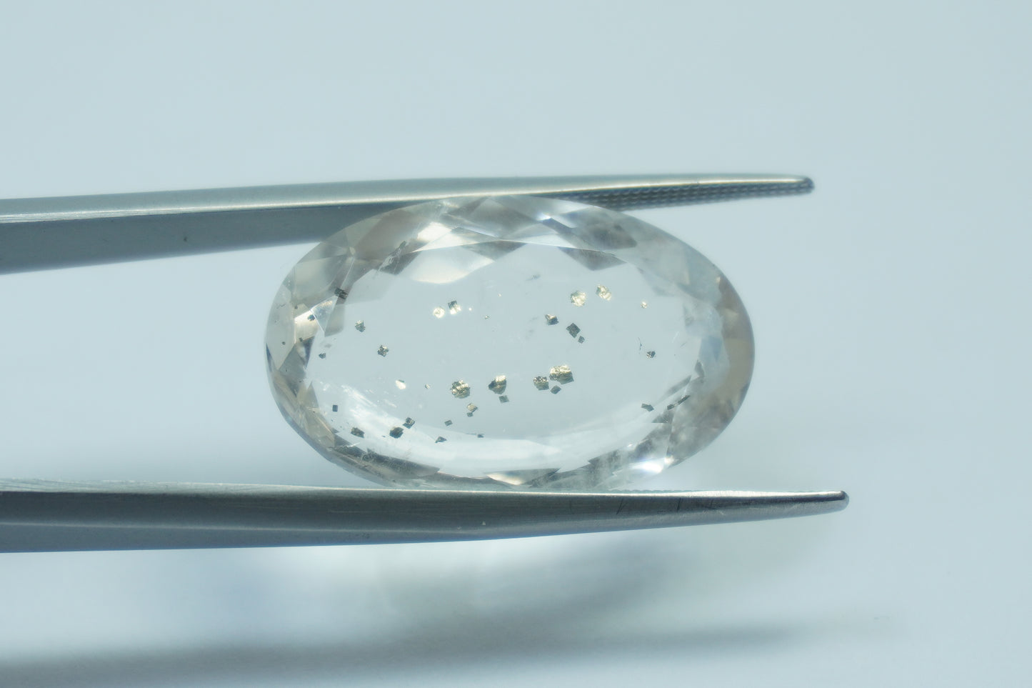 19.85ct Quartz with inclusion 24x15mm