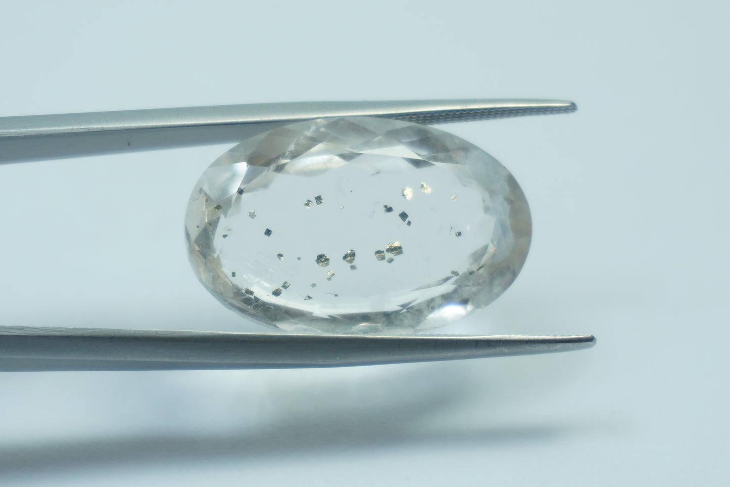 19.85ct Quartz with inclusion 24x15mm
