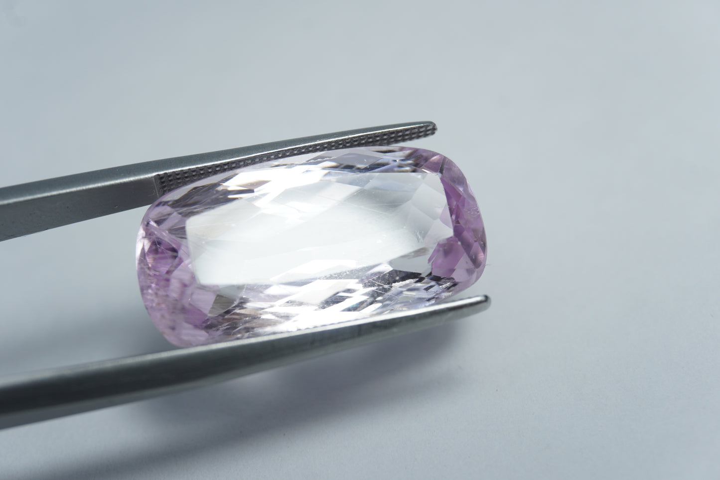 16.50ct Kunzite with needles 22x12mm