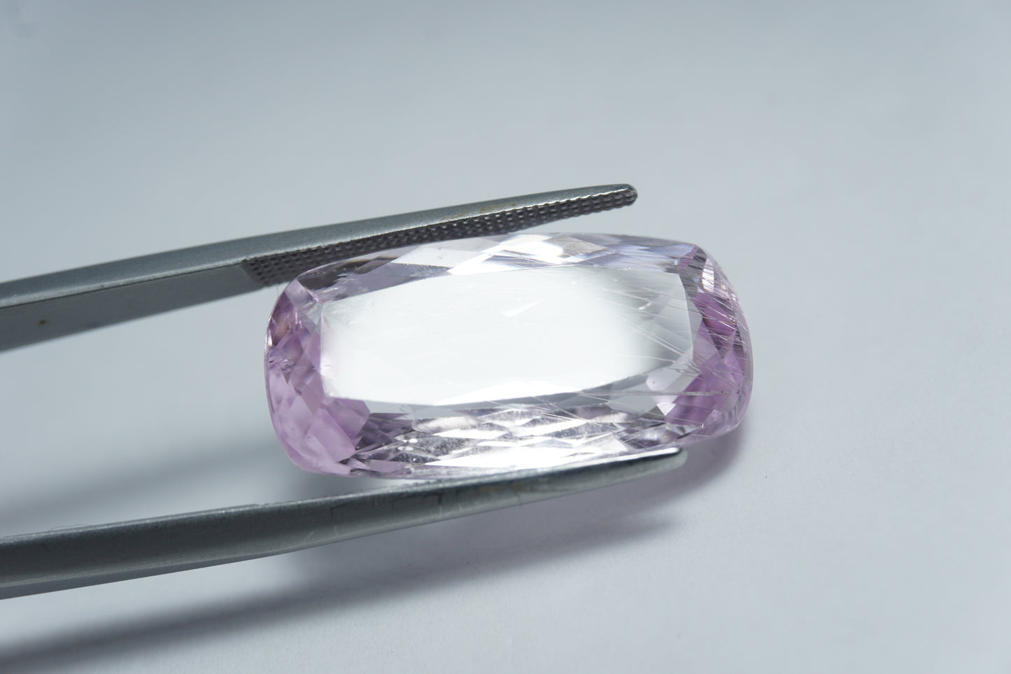 16.50ct Kunzite with needles 22x12mm