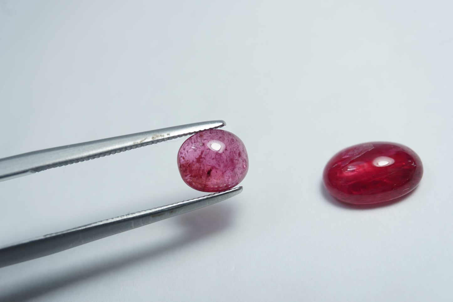 4.38ct Rhodonite cabochon 7x6mm / 10x7mm