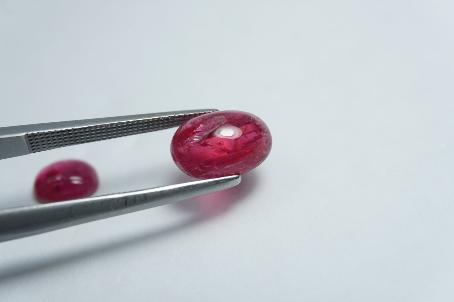 4.38ct Rhodonite cabochon 7x6mm / 10x7mm