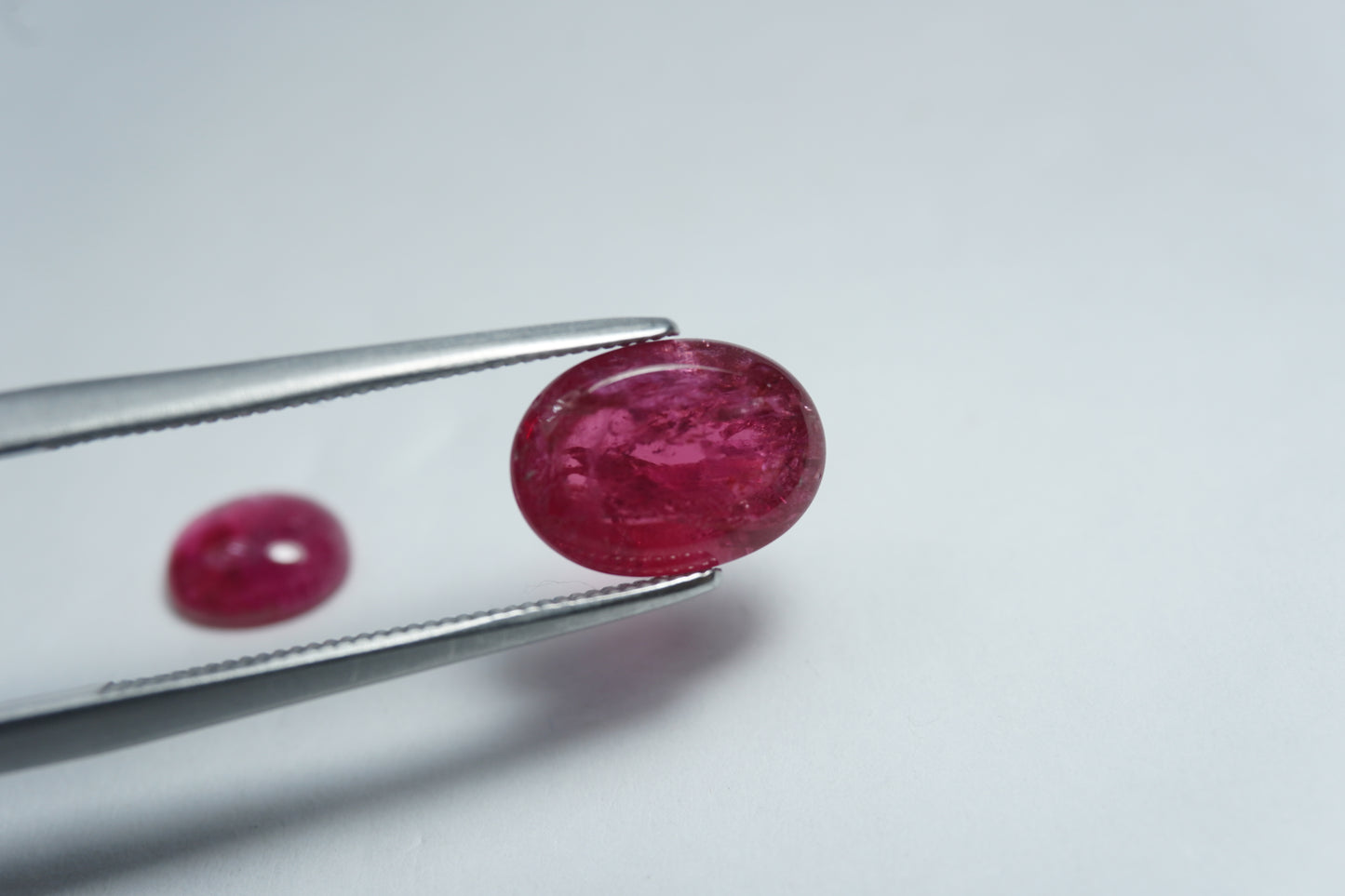 4.38ct Rhodonite cabochon 7x6mm / 10x7mm