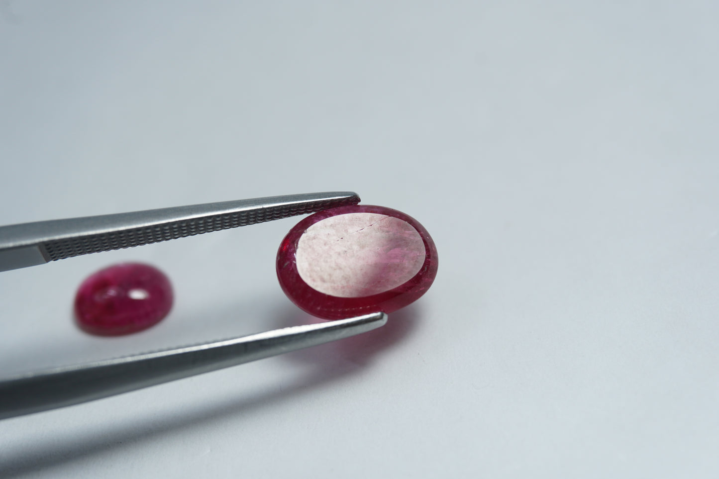 4.38ct Rhodonite cabochon 7x6mm / 10x7mm