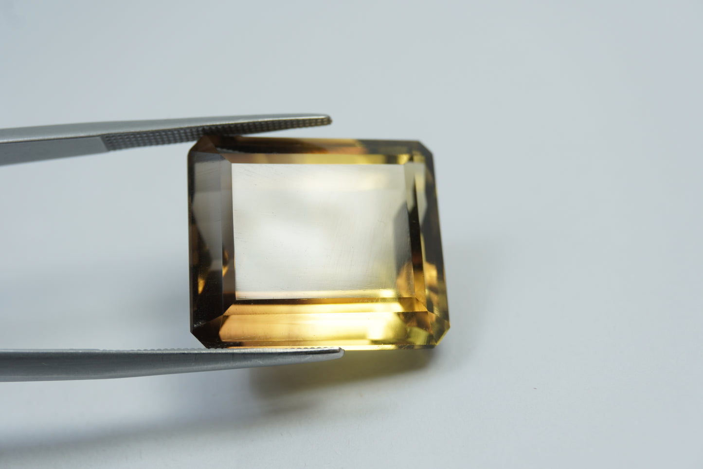 37.90ct Citrine bicolor 21x18mm