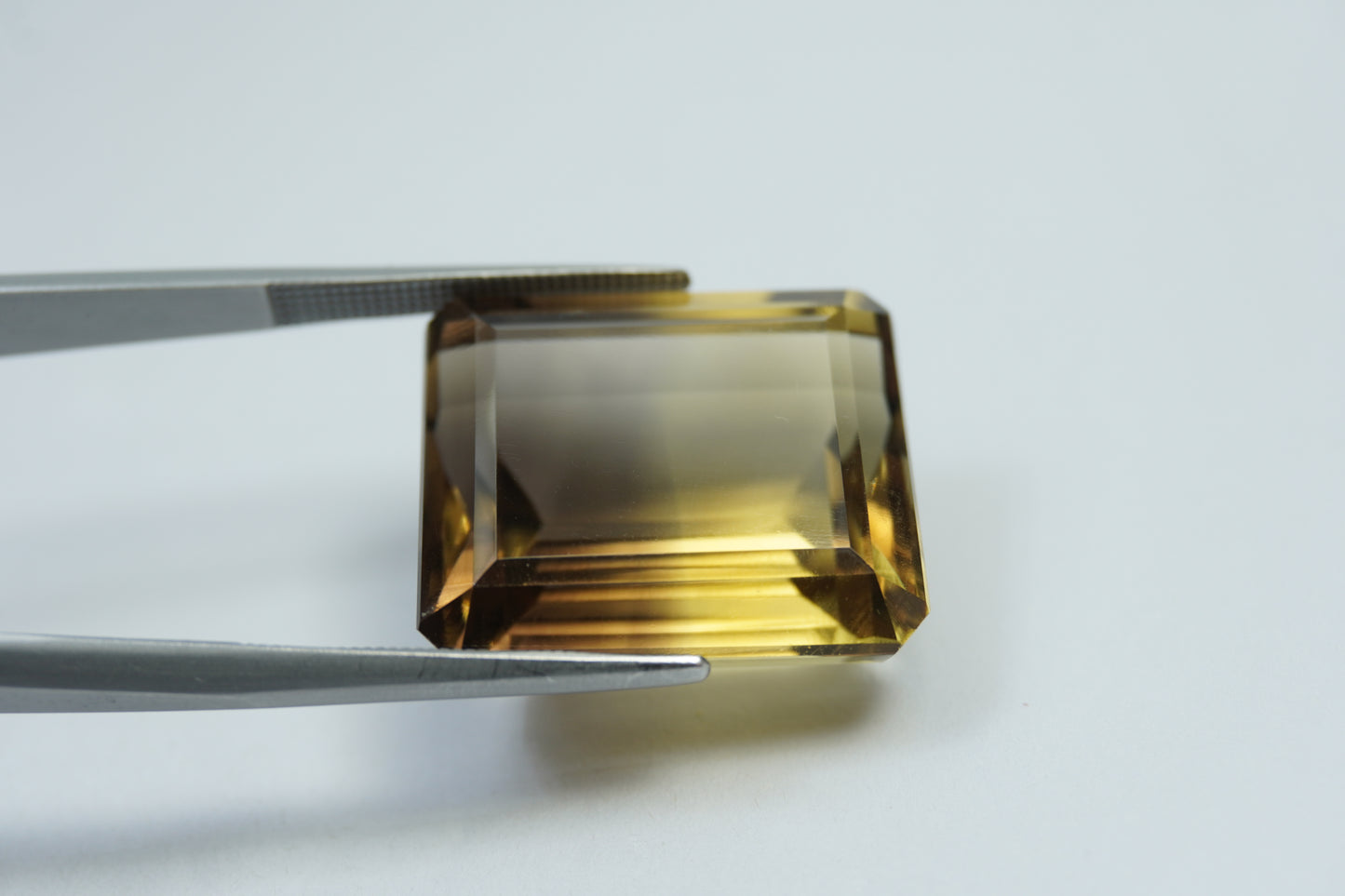 37.90ct Citrine bicolor 21x18mm