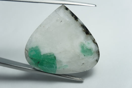 24.65ct Quartz with emerald 26x24mm