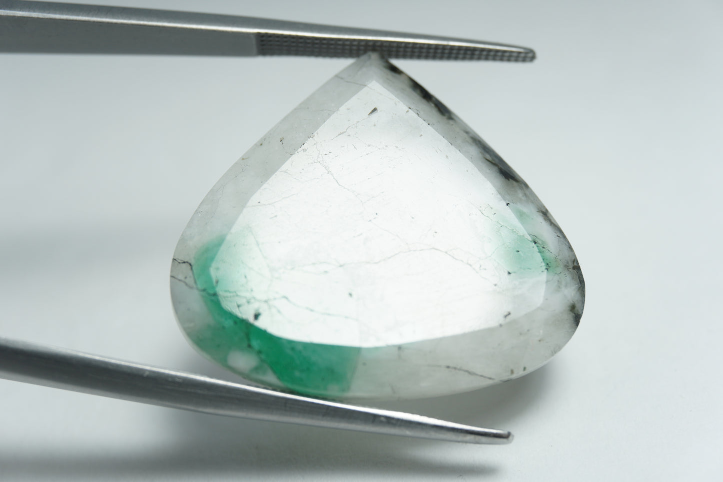 24.65ct Quartz with emerald 26x24mm