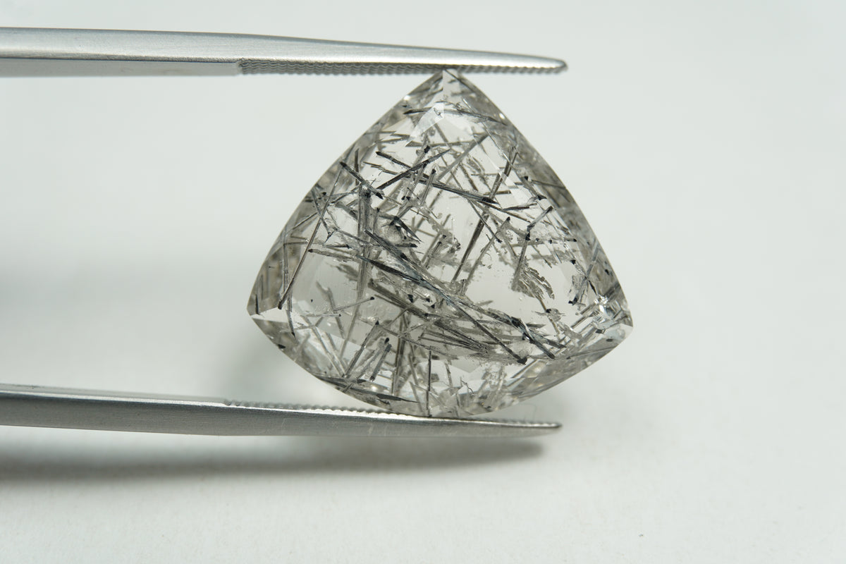13.77ct Quartz with inclusion 21x19mm