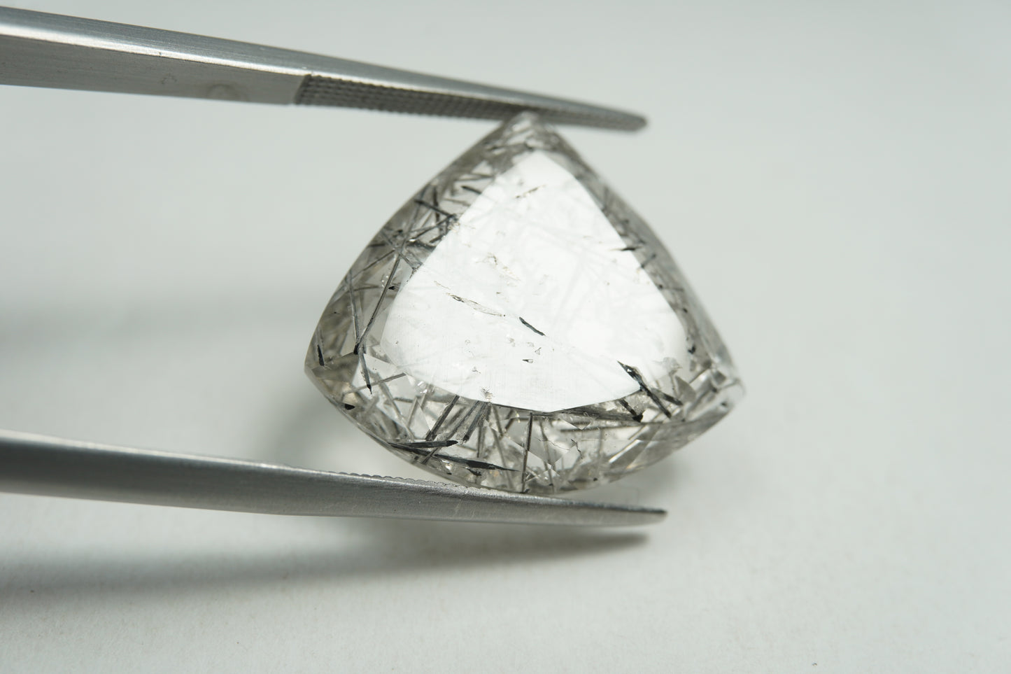 13.77ct Quartz with inclusion 21x19mm