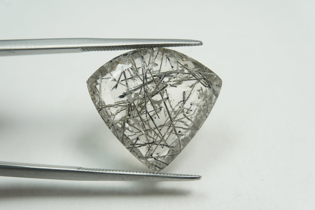 13.77ct Quartz with inclusion 21x19mm