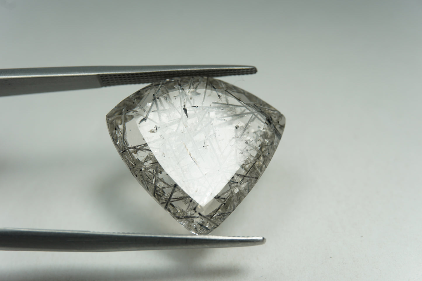 13.77ct Quartz with inclusion 21x19mm