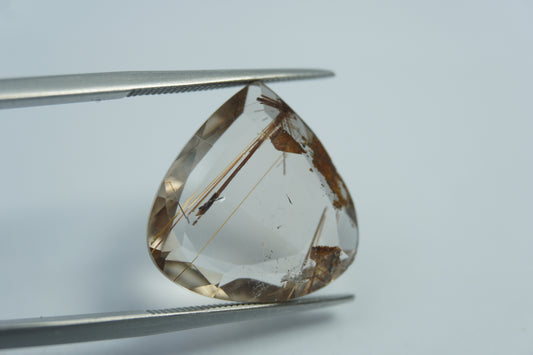 12.30ct Quartz with inclusion 18mm