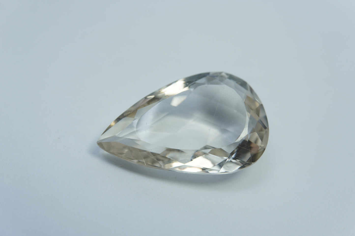 24.85ct Quartz with inclusion 27x18mm
