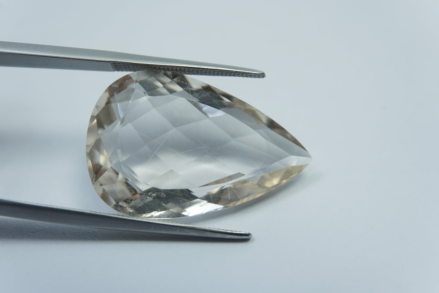 24.85ct Quartz with inclusion 27x18mm