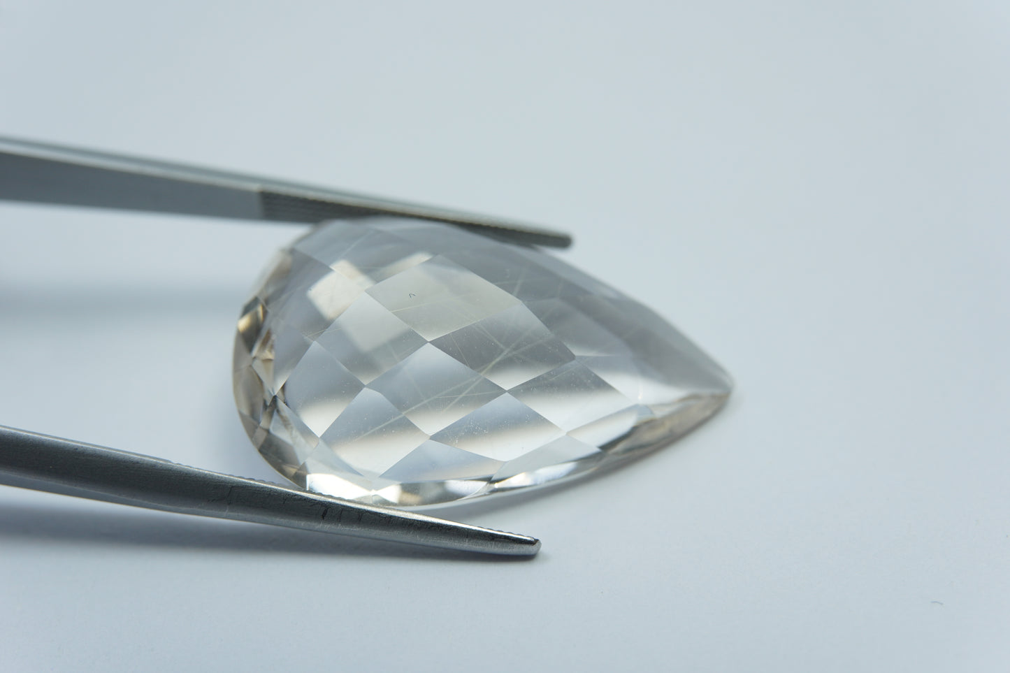 24.85ct Quartz with inclusion 27x18mm