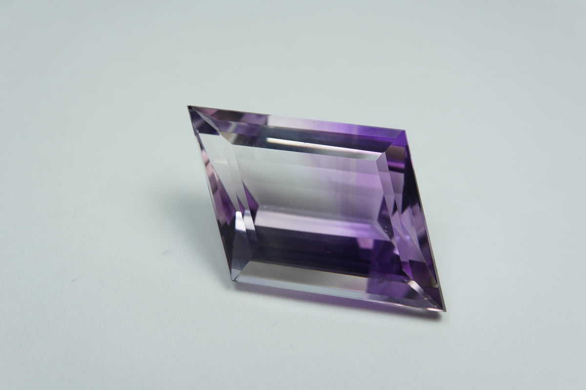 26.86ct Amethyst Bicolor 30x16mm
