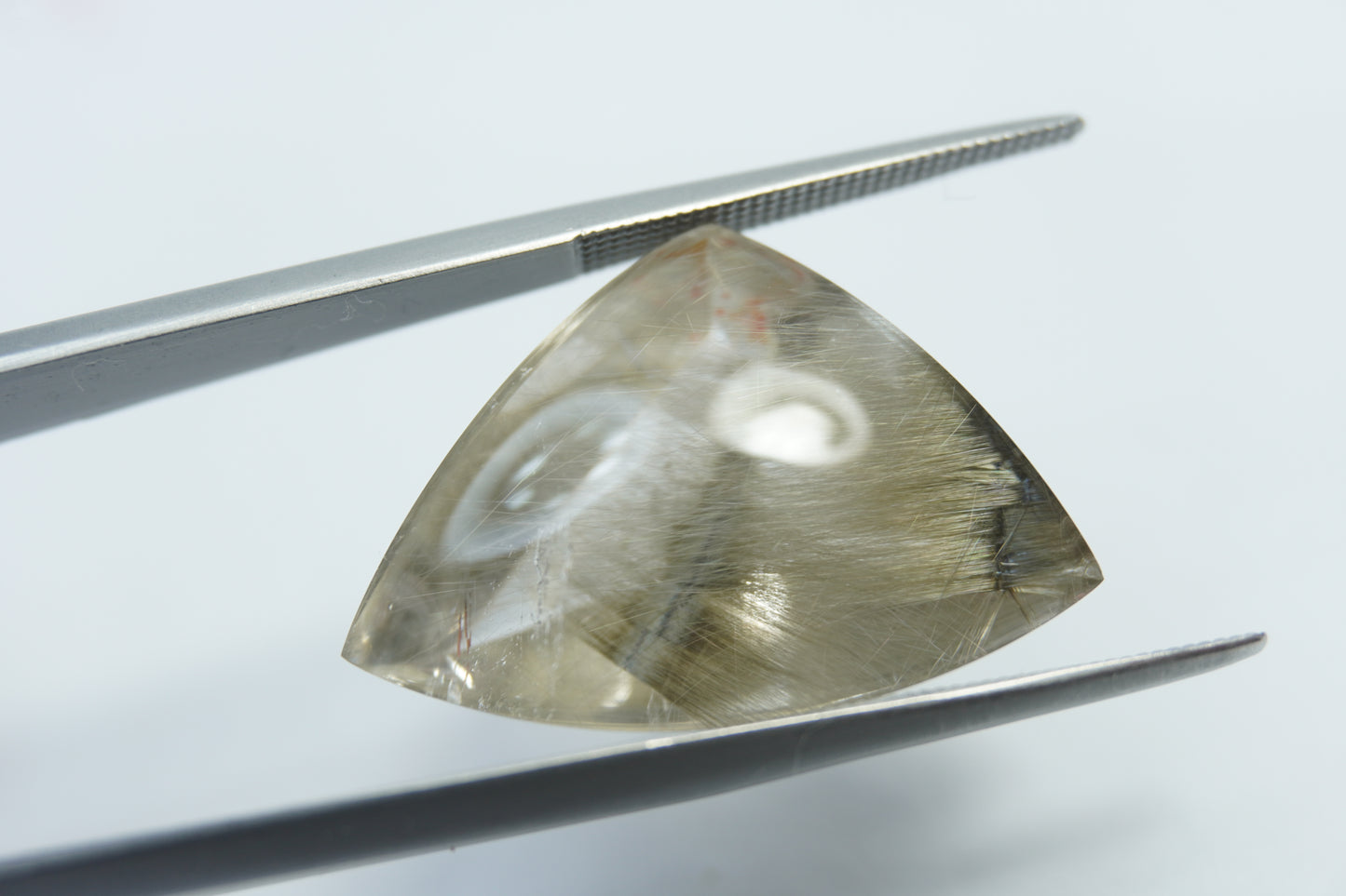 23.80ct Quartz with inclusion 24x17mm