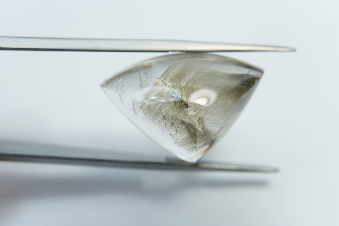 23.80ct Quartz with inclusion 24x17mm