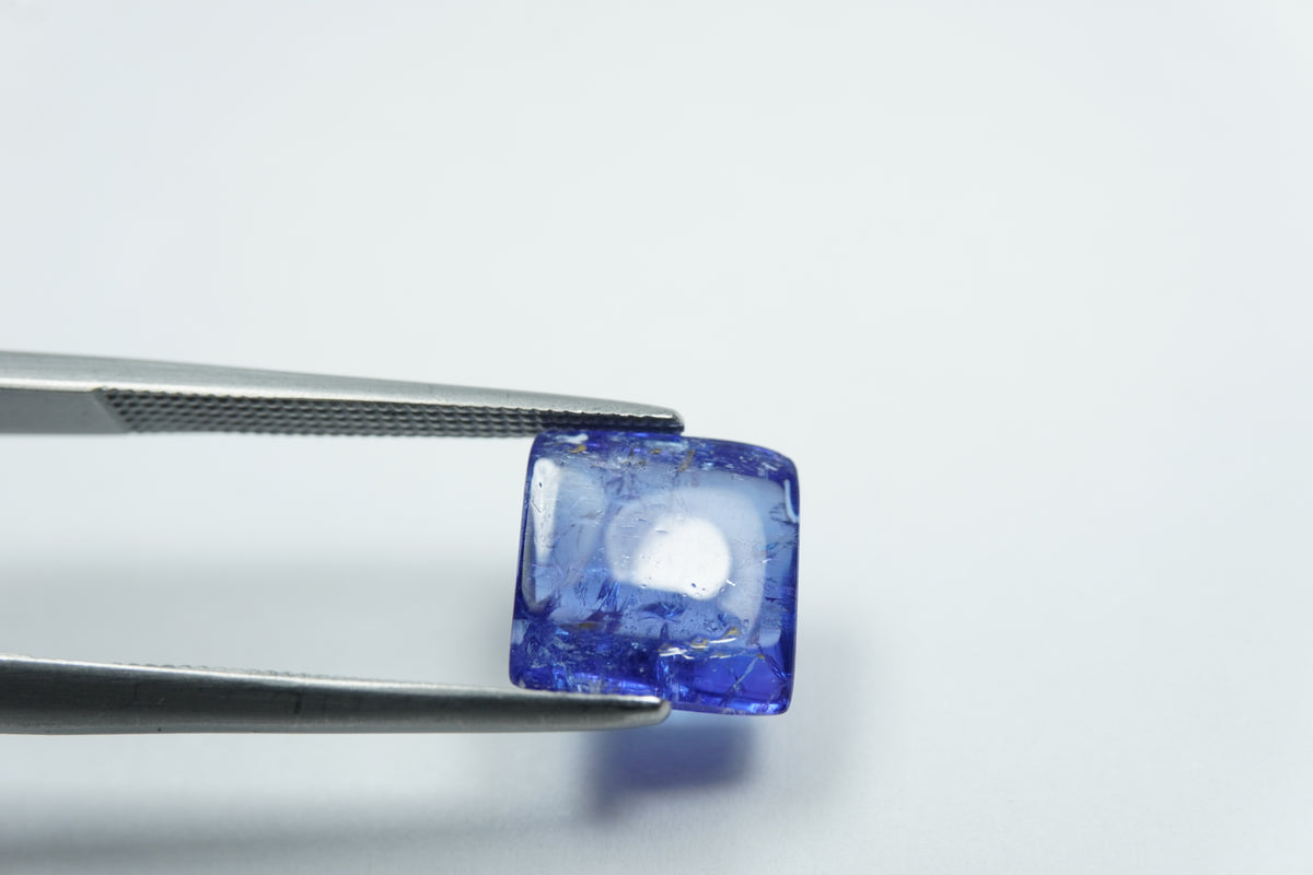 3.85ct Tanzanite cabochon 9mm