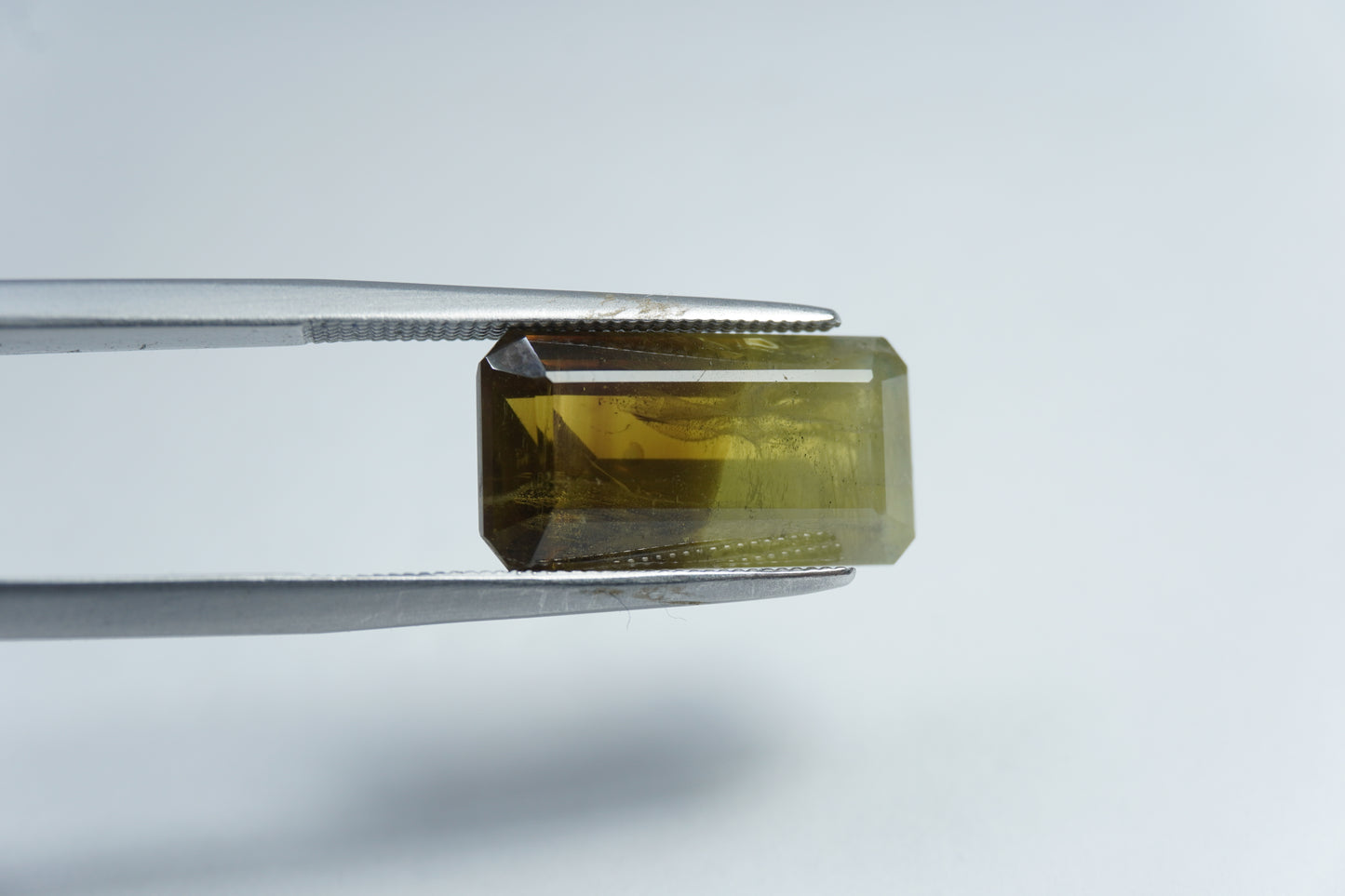 8.85ct Chrysolite bicolor 15x8mm