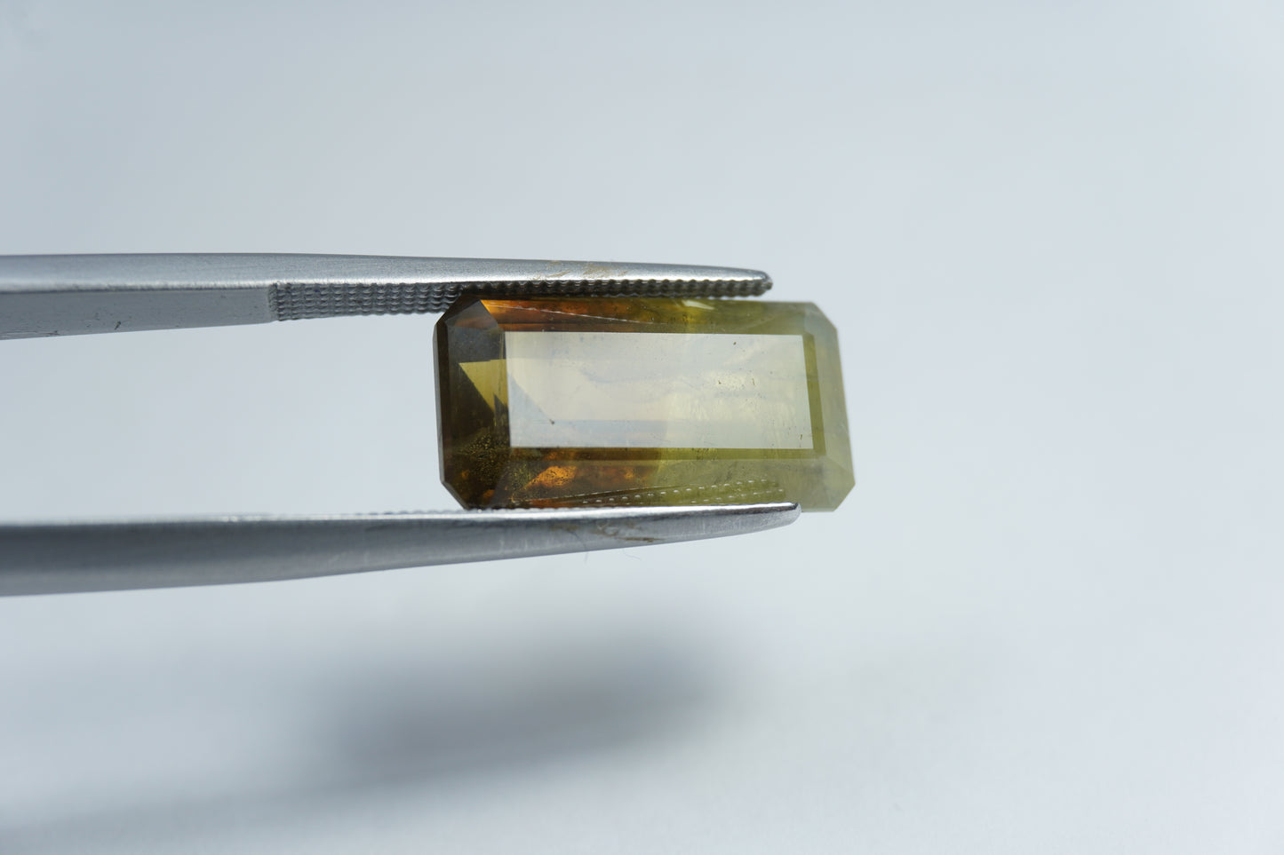 8.85ct Chrysolite bicolor 15x8mm