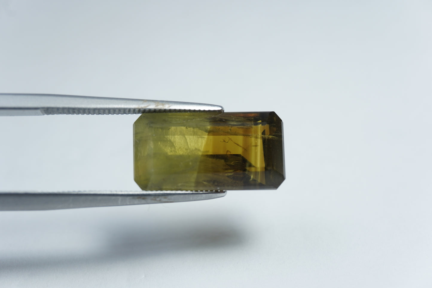 8.85ct Chrysolite bicolor 15x8mm