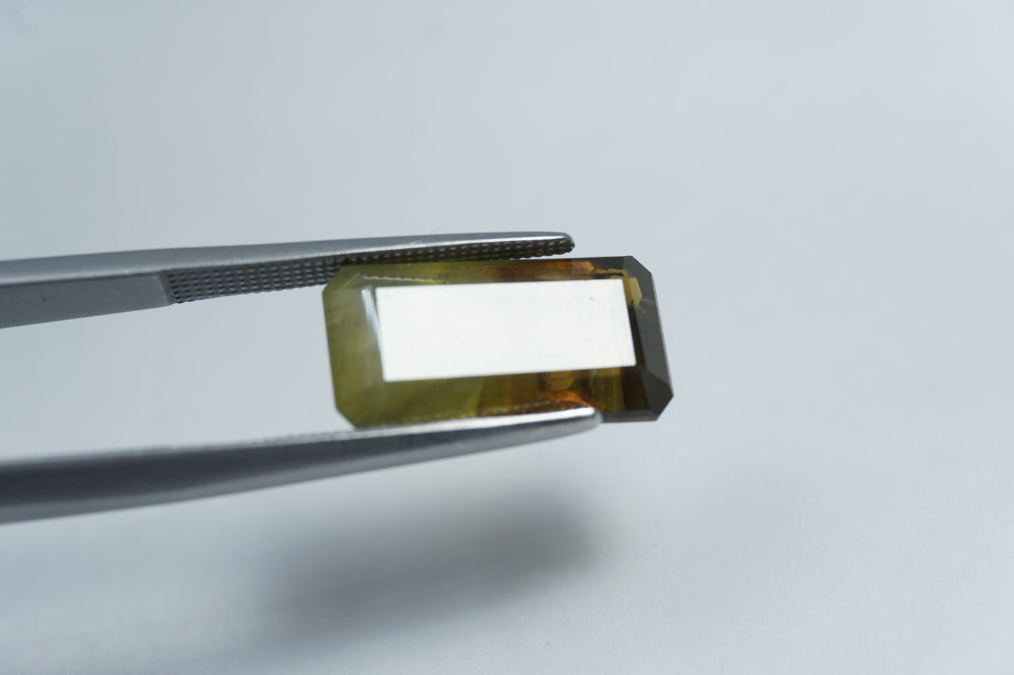 8.85ct Chrysolite bicolor 15x8mm