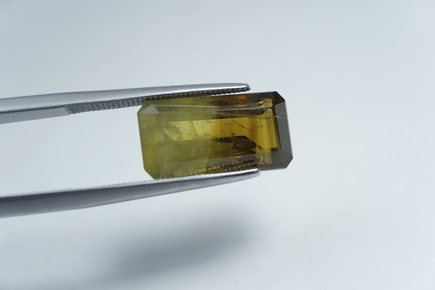 8.85ct Chrysolite bicolor 15x8mm