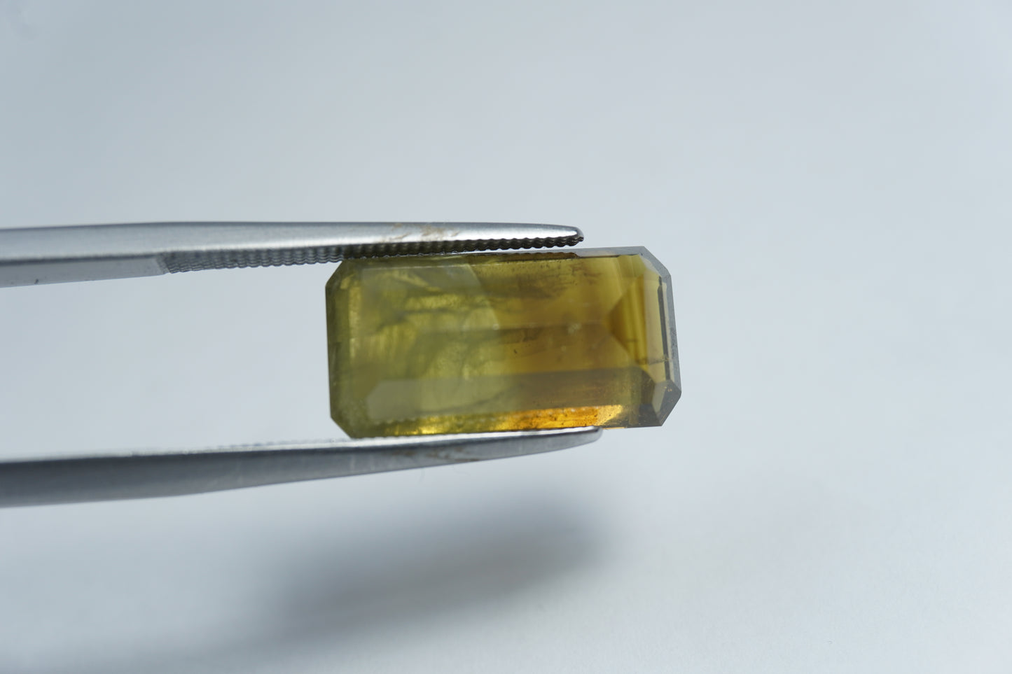 8.85ct Chrysolite bicolor 15x8mm