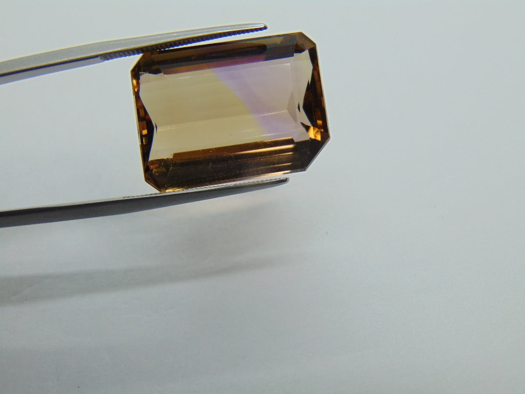 27.30ct Citrine Bicolor 21x16mm